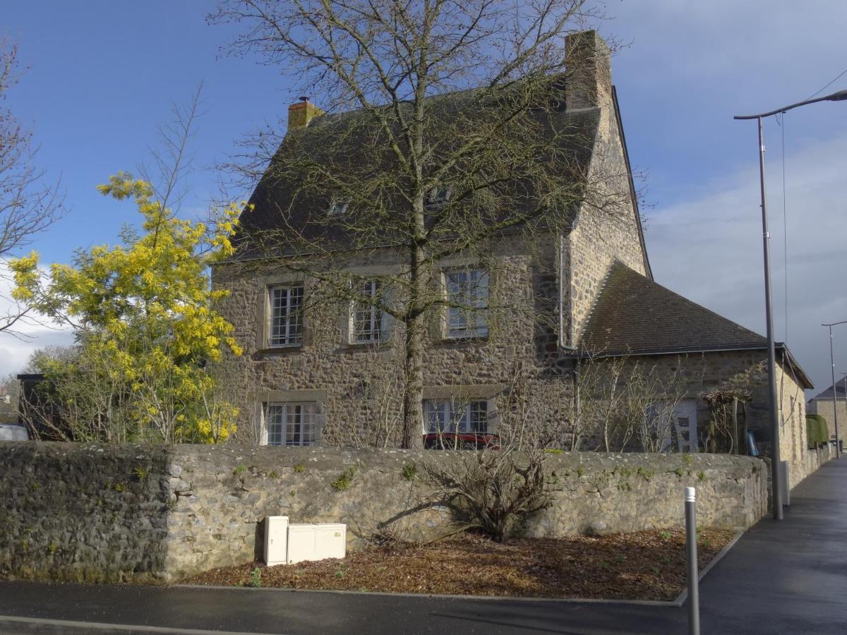 Manoir De La Grand'Cour Acomodação com café da manhã Soulge-sur-Ouette Exterior foto